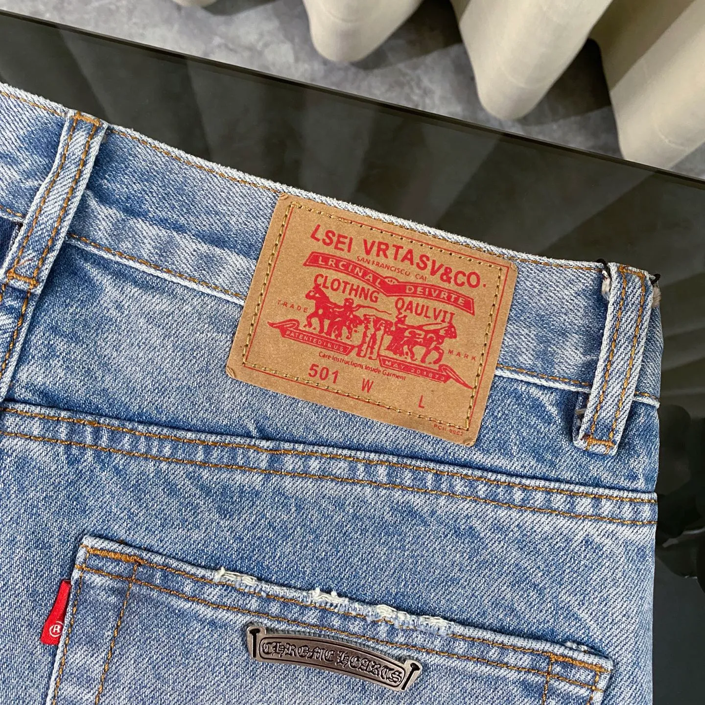 P220 chrome hearts pink cross patch leather jeans vi Top heavy industry fashionable design] Consistent high street luxury style creation. Speaking of this style, the Zangyin family and GU family are definitely the leading representative brands. Especially the Zangyin family has really achieved a state-of-the-art effect in creating high street style. The unique washed material is used to create this style. The color system is quite eye-catching. After it is decorated with patchwork cross flowers, it cleverly highlights the charm of the brand. Secondly, this style uses classic The classic high-waist cutting design highlights the long legs and fashionable temperament of the upper body. The brand is highly recognizable and the slim fit configuration is more suitable for daily wear. It is a product that interprets personality, fashion, and specifications at a glance. This single product is enough to make any fan excited. It can be a white T-shirt for youthful preppy style, or a tight suspender for lady style. It has strong matching ability and can be easily controlled by men.  [Materials and craftsmanship] Needless to say, this point goes without saying. As an excellent craftsman brand, Zangyin’s requirements for details and craftsmanship are really perfect. The washed color of this model has gone through so many processes, not to mention the embellishment of denim appliques. It is also purely hand-made and sewn. Just like what they believe in, only hand-made things have soul and have the meaning of wear. A top-notch heavy-duty fashionable denim item, I look forward to your perfect interpretation! !  Size:28-36